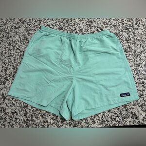 Patagonia 5” baggies - Men size L